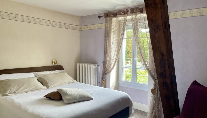 Lit double et fenêtre - Chambre Standard